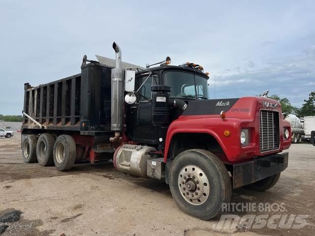 Mack RD690S Pašizgāzējs