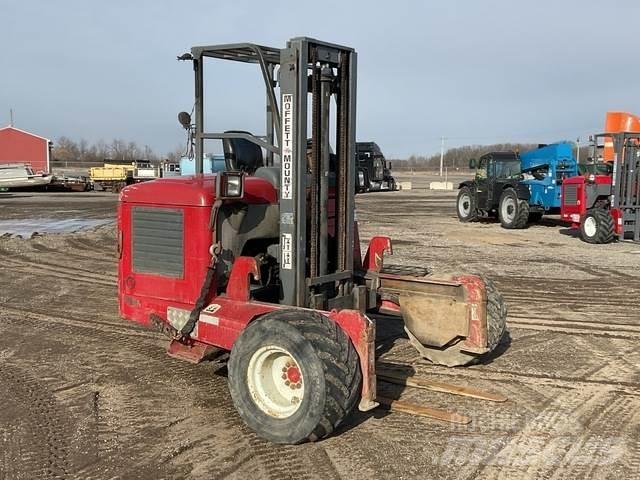 Moffett M55 Kravas mašīnām piestiprināmie pacēlāji