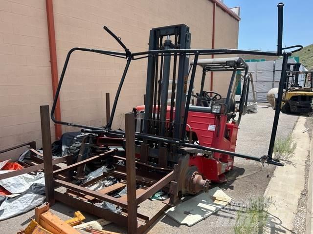 Moffett M55.4 Kravas mašīnām piestiprināmie pacēlāji