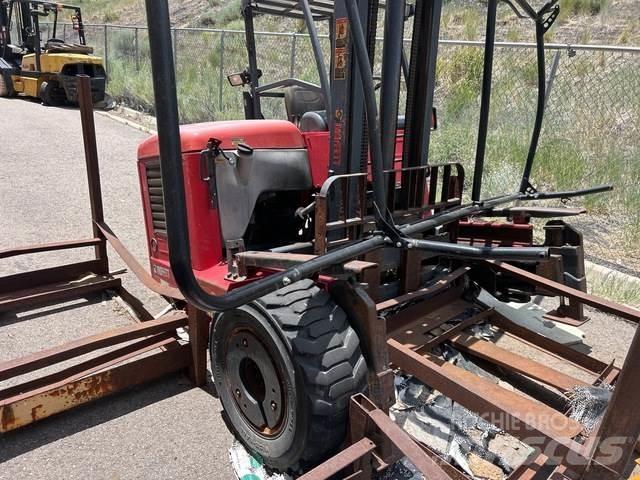 Moffett M55.4 Kravas mašīnām piestiprināmie pacēlāji