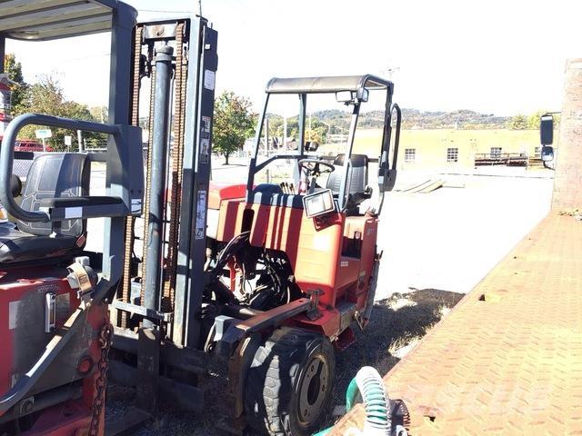 Moffett M55.4 Kravas mašīnām piestiprināmie pacēlāji