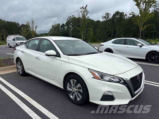 Nissan Altima Automašīnas