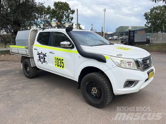 Nissan Navara Vieglais kravas automobilis/izkraušana no sāniem