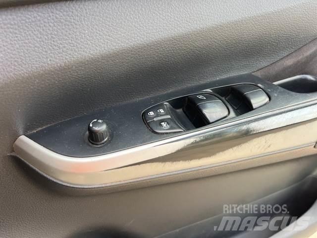Nissan Navara Vieglais kravas automobilis/izkraušana no sāniem