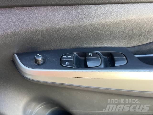 Nissan Navara Vieglais kravas automobilis/izkraušana no sāniem