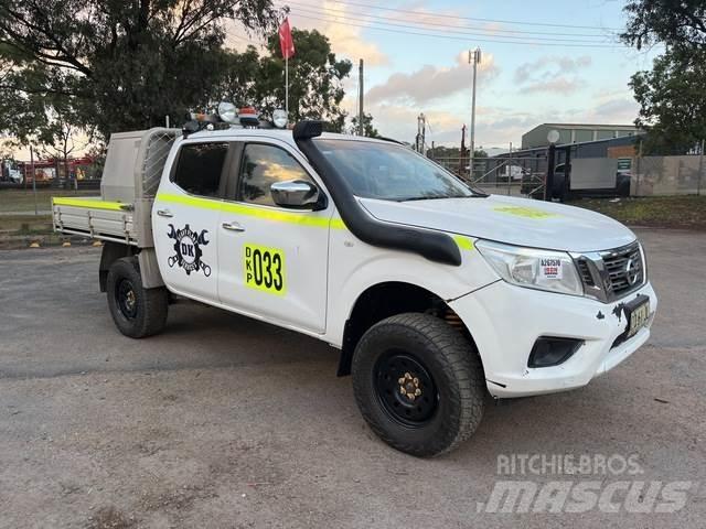 Nissan Navara Vieglais kravas automobilis/izkraušana no sāniem
