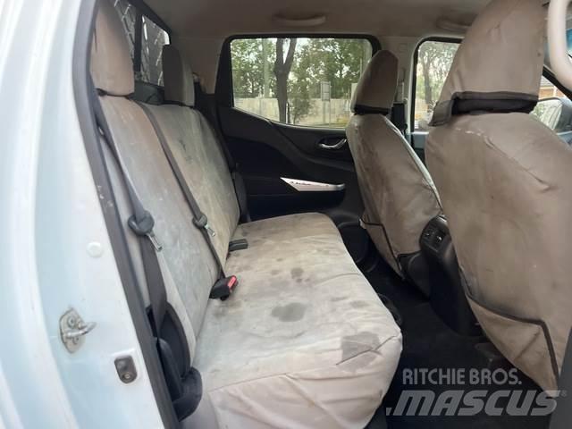 Nissan Navara Vieglais kravas automobilis/izkraušana no sāniem
