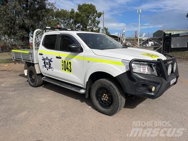 Nissan Navara Vieglais kravas automobilis/izkraušana no sāniem