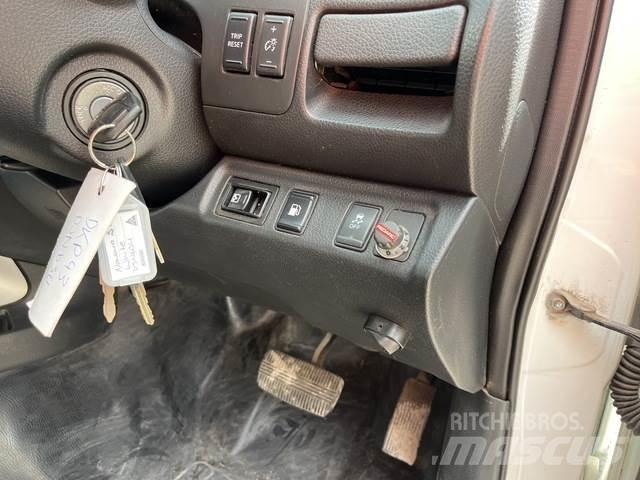 Nissan Navara Vieglais kravas automobilis/izkraušana no sāniem