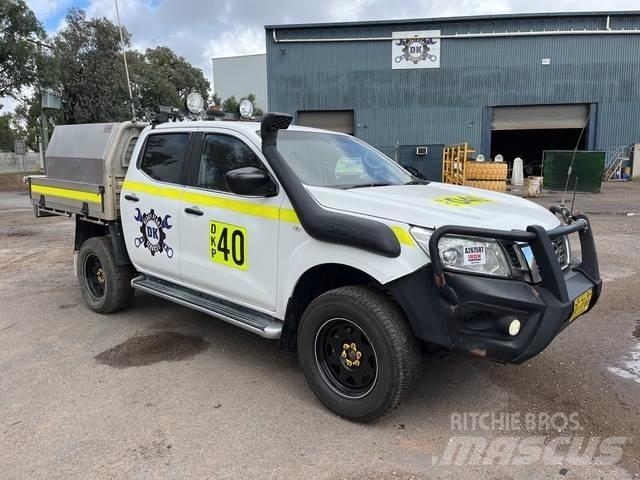 Nissan Navara Vieglais kravas automobilis/izkraušana no sāniem