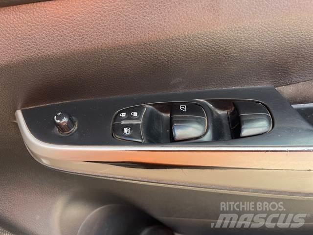 Nissan Navara Vieglais kravas automobilis/izkraušana no sāniem