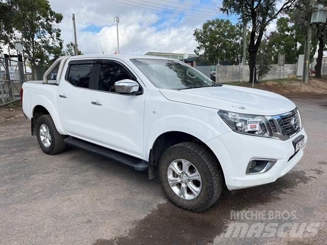 Nissan Navara Vieglais kravas automobilis/izkraušana no sāniem