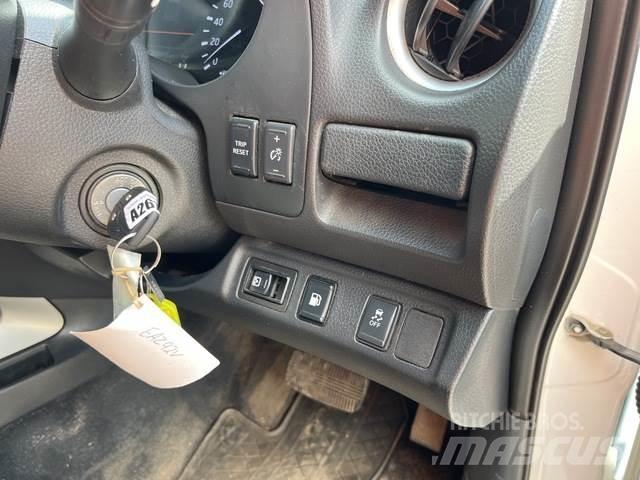 Nissan Navara Vieglais kravas automobilis/izkraušana no sāniem