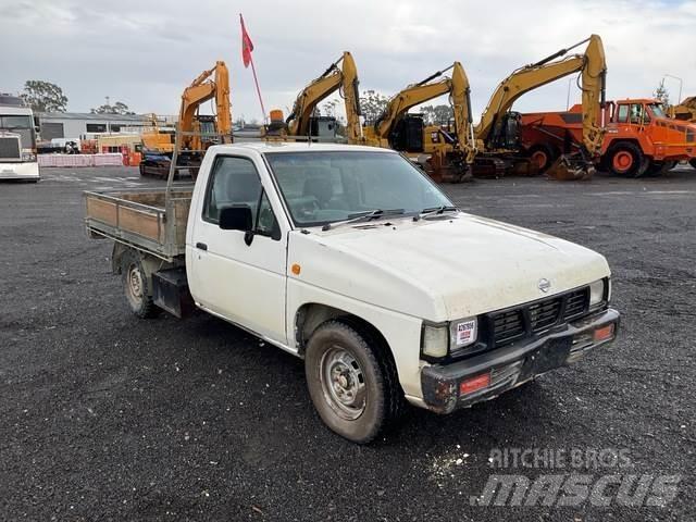 Nissan Navara Vieglais kravas automobilis/izkraušana no sāniem