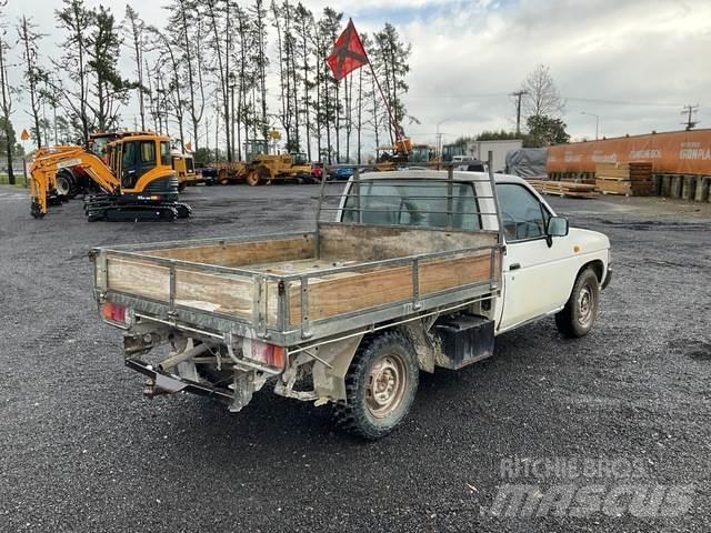Nissan Navara Vieglais kravas automobilis/izkraušana no sāniem
