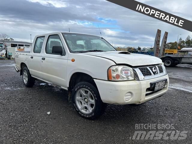 Nissan Navara Vieglais kravas automobilis/izkraušana no sāniem