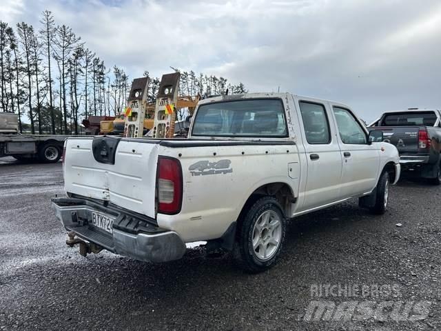 Nissan Navara Vieglais kravas automobilis/izkraušana no sāniem