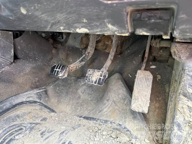 Nissan Navara Vieglais kravas automobilis/izkraušana no sāniem