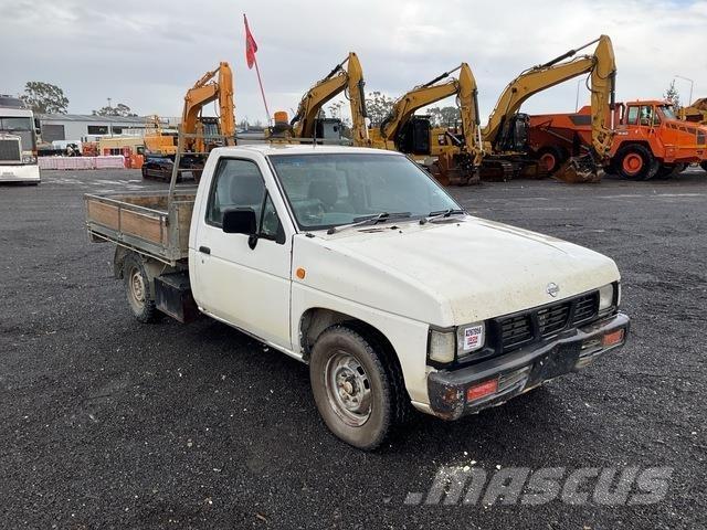 Nissan Navara Vieglais kravas automobilis/izkraušana no sāniem