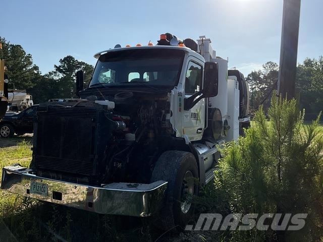 Peterbilt 567 Kāpurķēžu ekskavatori