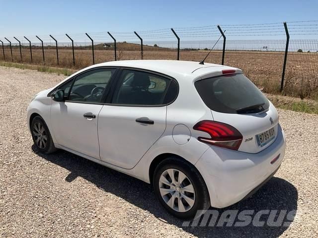 Peugeot 208 Automašīnas
