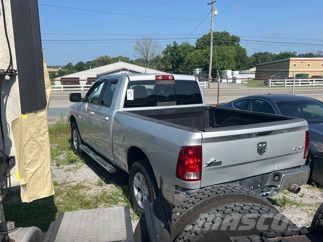 RAM 1500 Vieglais kravas automobilis/izkraušana no sāniem