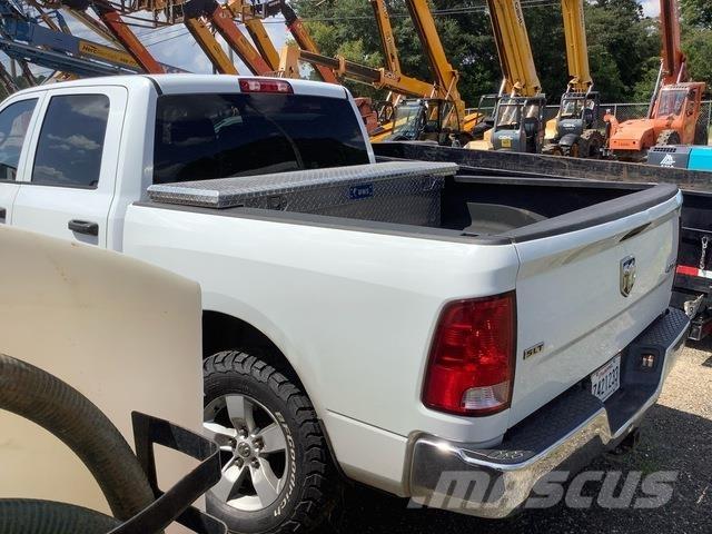 RAM 1500 Vieglais kravas automobilis/izkraušana no sāniem