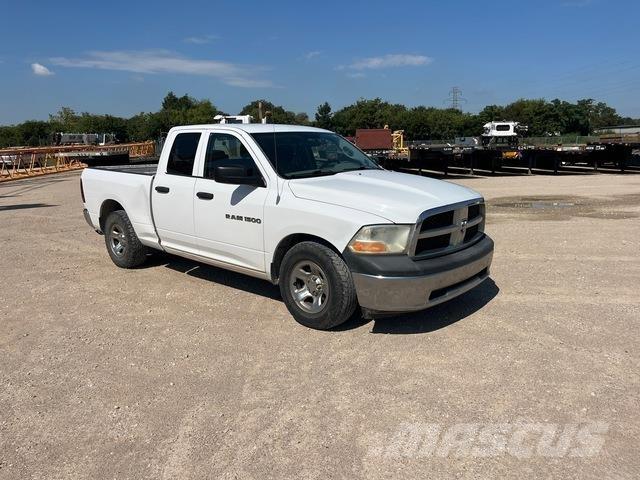 RAM 1500 Vieglais kravas automobilis/izkraušana no sāniem