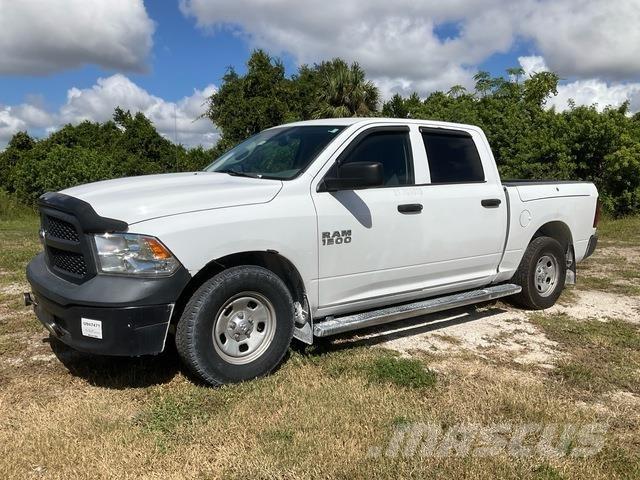 RAM 1500 Vieglais kravas automobilis/izkraušana no sāniem