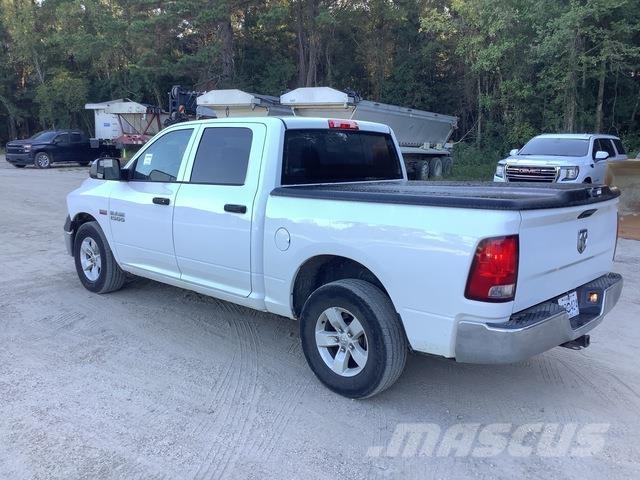 RAM 1500 Vieglais kravas automobilis/izkraušana no sāniem