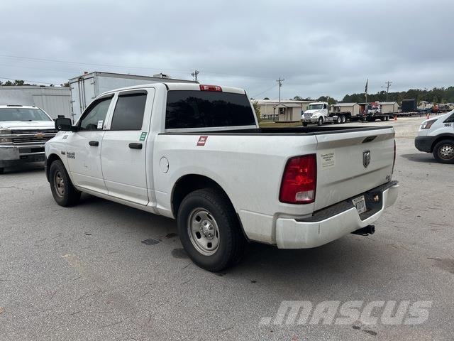 RAM 1500 Vieglais kravas automobilis/izkraušana no sāniem
