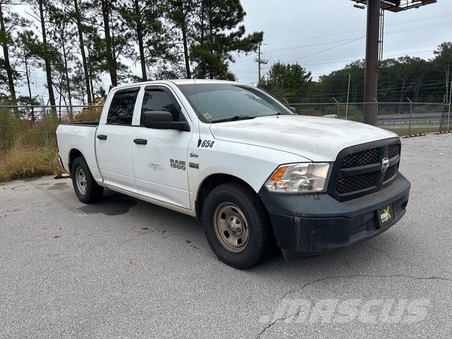 RAM 1500 Vieglais kravas automobilis/izkraušana no sāniem