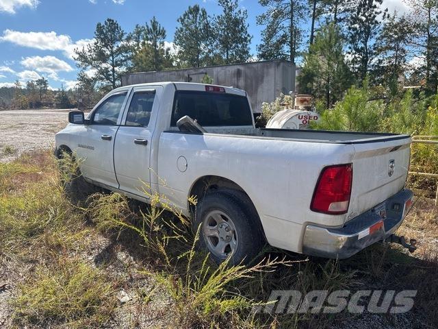 RAM 1500 Vieglais kravas automobilis/izkraušana no sāniem