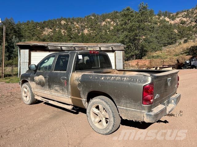 RAM 1500 Vieglais kravas automobilis/izkraušana no sāniem