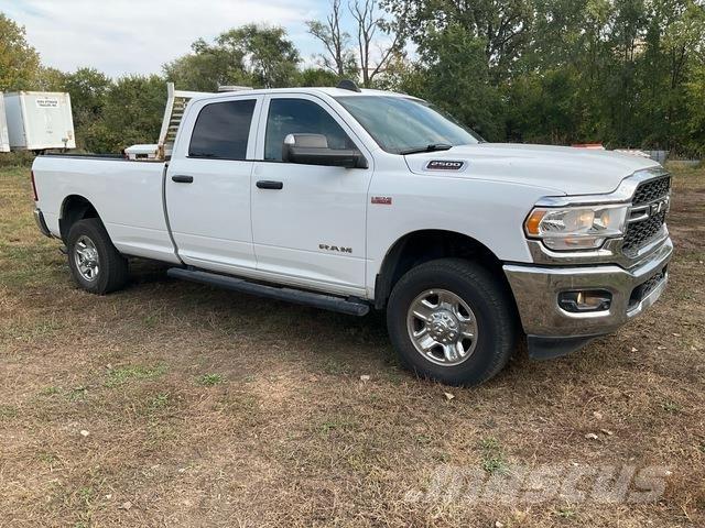 RAM 2500 Vieglais kravas automobilis/izkraušana no sāniem