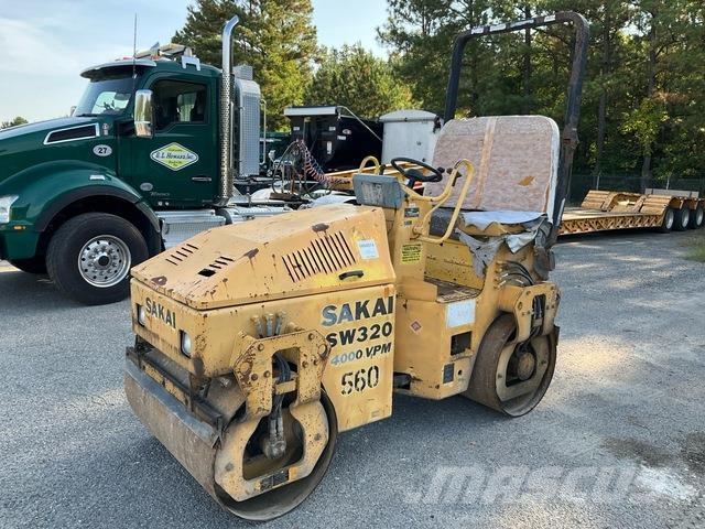 Sakai SW320 Divvalču grunts veltņi