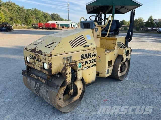 Sakai SW320 Divvalču grunts veltņi