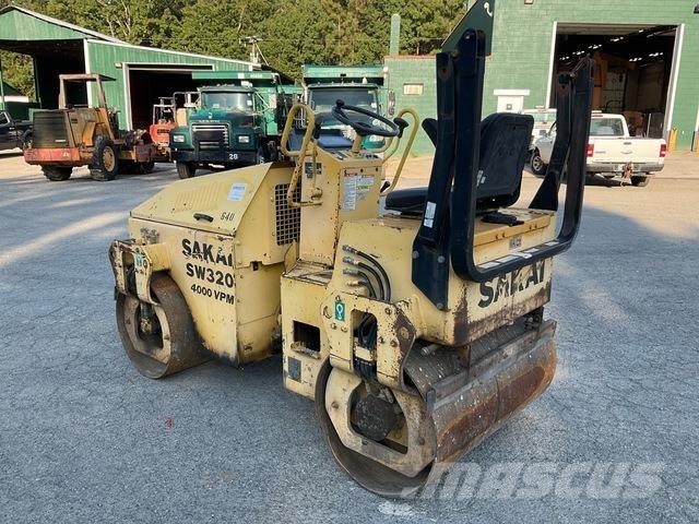 Sakai SW320 Divvalču grunts veltņi