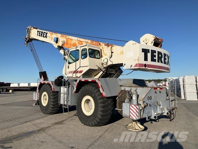 Terex RT135 Celtņi nelīdzenām virsmām