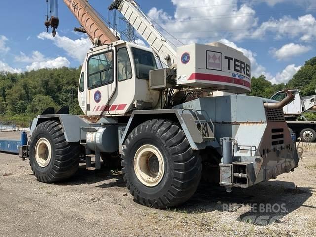 Terex RT335-1 Celtņi nelīdzenām virsmām