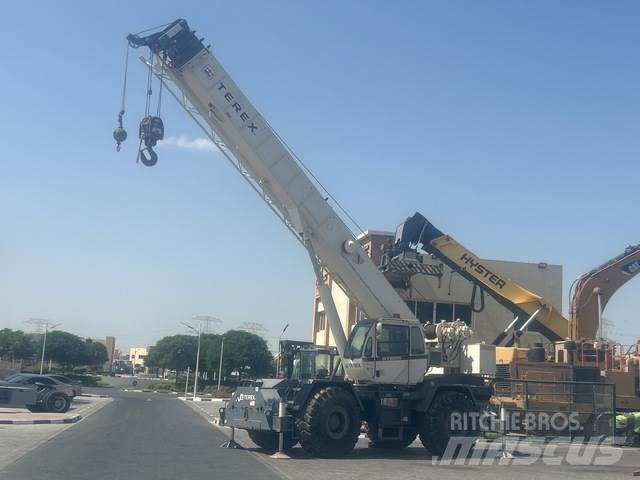 Terex RT555 Celtņi nelīdzenām virsmām