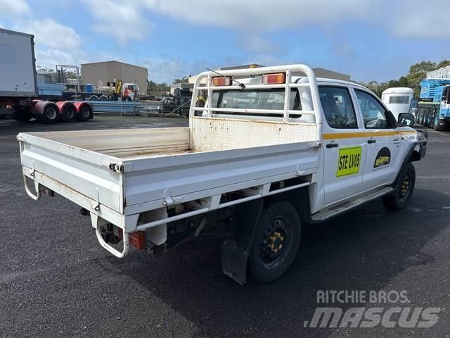 Toyota HiLux Vieglais kravas automobilis/izkraušana no sāniem