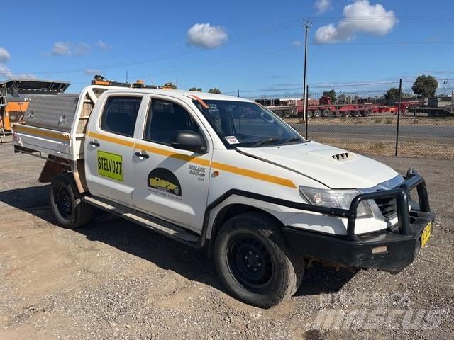 Toyota HiLux Vieglais kravas automobilis/izkraušana no sāniem