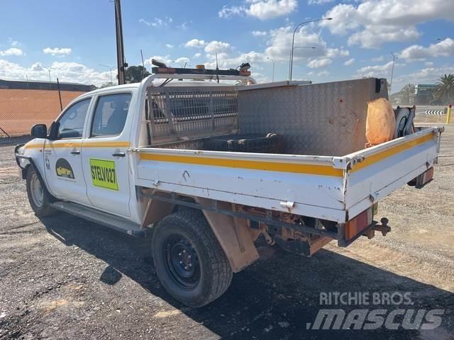 Toyota HiLux Vieglais kravas automobilis/izkraušana no sāniem