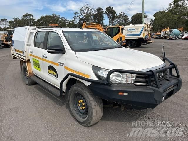 Toyota HiLux Vieglais kravas automobilis/izkraušana no sāniem