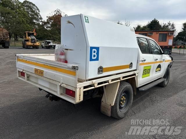 Toyota HiLux Vieglais kravas automobilis/izkraušana no sāniem