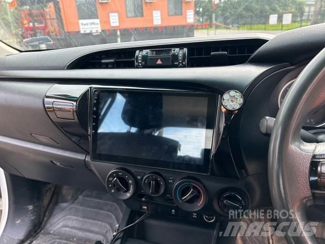 Toyota HiLux Vieglais kravas automobilis/izkraušana no sāniem