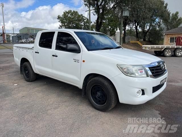 Toyota Hilux Vieglais kravas automobilis/izkraušana no sāniem