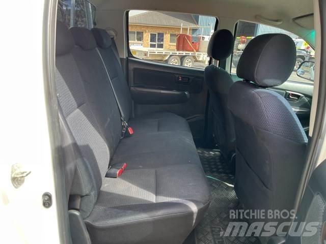 Toyota Hilux Vieglais kravas automobilis/izkraušana no sāniem