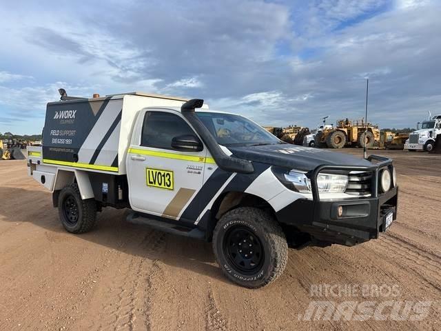 Toyota HiLux Vieglais kravas automobilis/izkraušana no sāniem